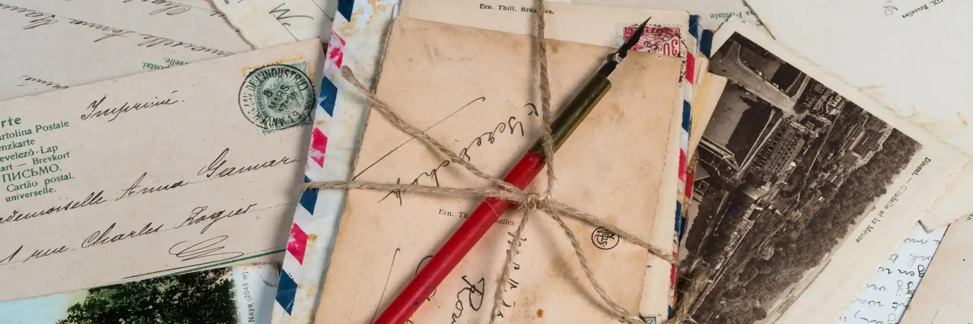 Lettres et courriers symbolisant l'envoi d'un message à MOVING DEMESTAR