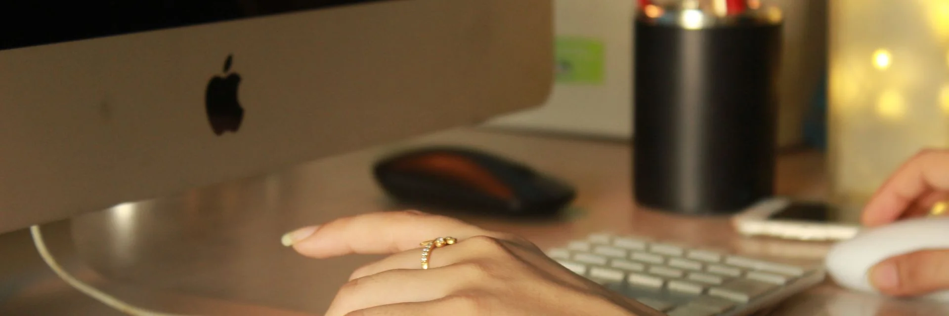 Mains sur un clavier d'ordinateur illustrant la navigation web