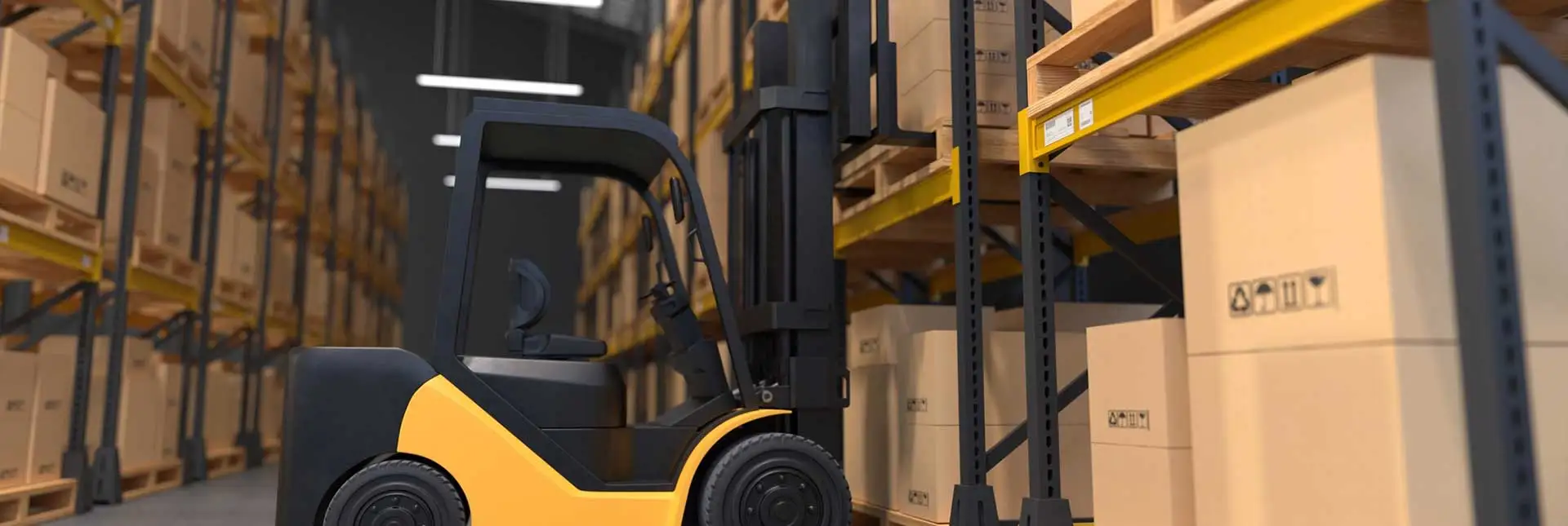 Chariot élévateur dans un entrepôt de stockage garde-meubles