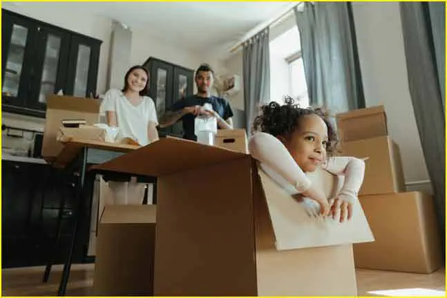 Famille dans ses cartons lors d'un déménagement à Paris