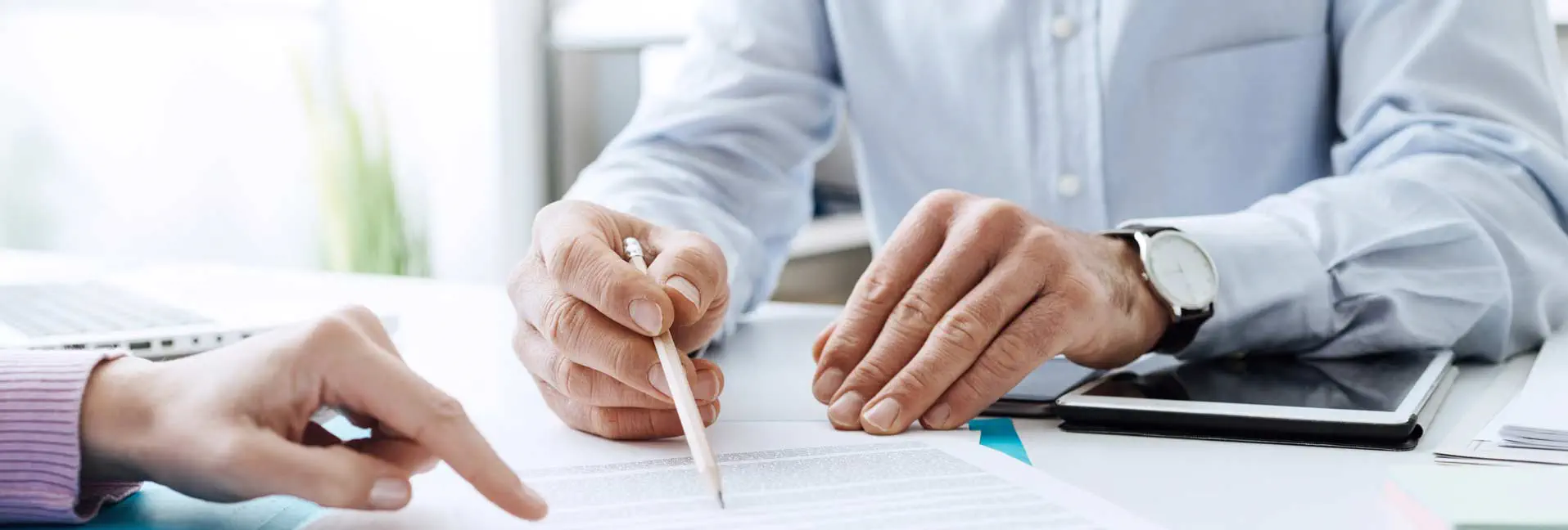 Relecture et signature d'un contrat d'assurance avant un déménagement