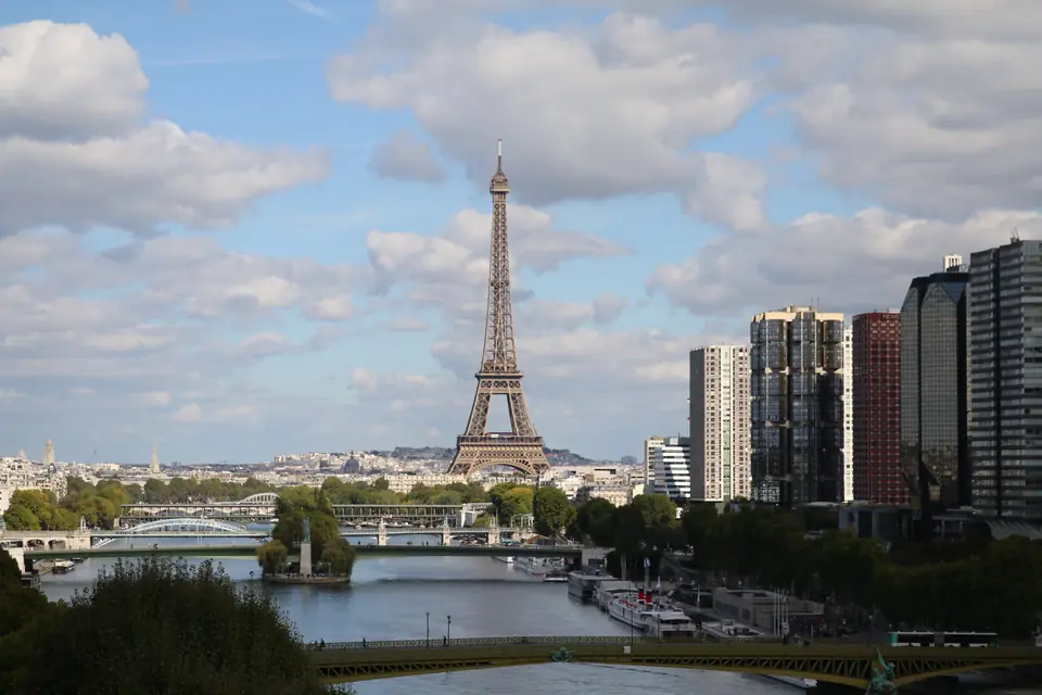 Vue de Paris et de la Tour Eiffel depuis les bords de Seine
